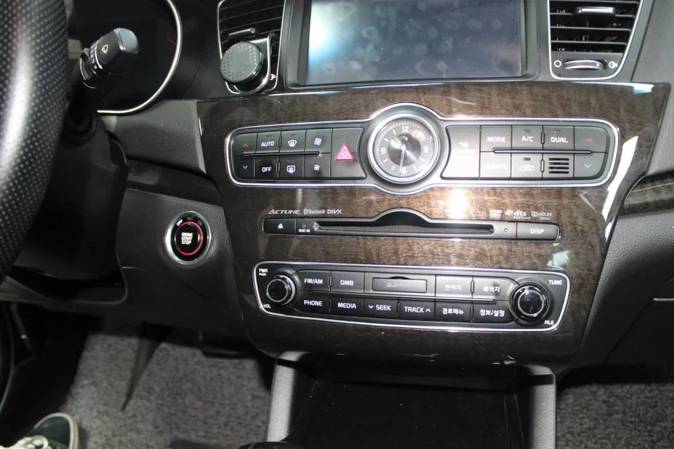 Kia K7 YG vinyl wrap - Kia K7 YG Vinyl Wrap Review: Modernizing Interior Trim photo 3