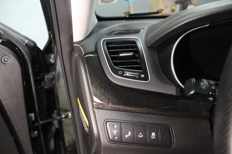 Kia K7 YG vinyl wrap - Kia K7 YG Vinyl Wrap Review: Modernizing Interior Trim photo 4