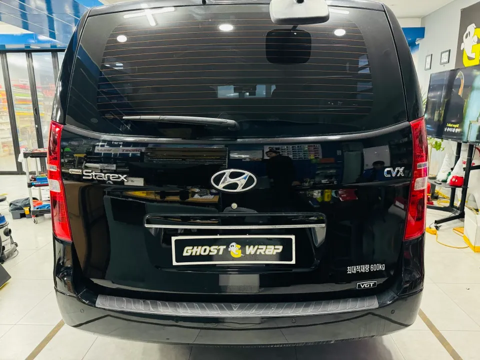 Hyundai Starexのカーラッピング事例｜費用目安・仕上がり 施工写真 1-2