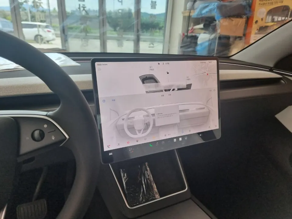 Tesla Model Yのカーフィルム施工事例｜費用目安・仕上がり 施工写真 1-3