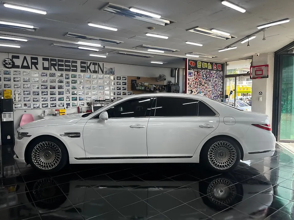 Genesis G90のカーラッピング事例｜3Mホワイトゴールドの高級感 施工写真 2-1