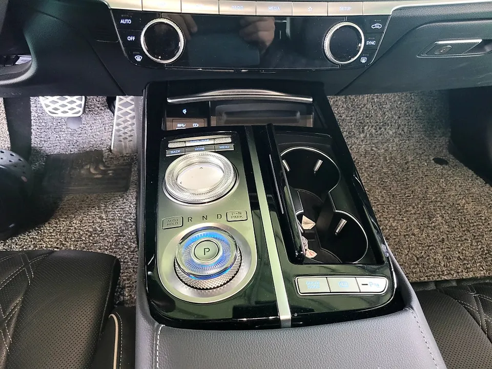 Genesis G80 RG3 Car Service Review — Improved Control Dial photo 2