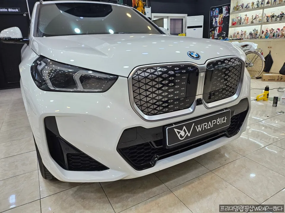 BMW iX1 vinyl wrap - BMW iX1 Grille Wrap Review — Chrome Delete Results photo 3