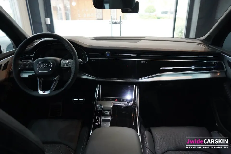 Audi Q7のPPF施工事例|傷防止と美観維持 施工写真 3-2