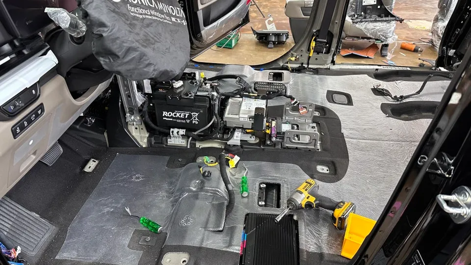 Kia Carnival KA4 カーフィルム施工事例|費用目安・仕上がり 施工写真 1-2