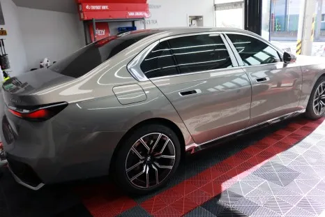 BMW 7 Series vinyl wrap - BMW 740d Two-Tone Vinyl Wrap Review — ₩5-8M Installation photo 3