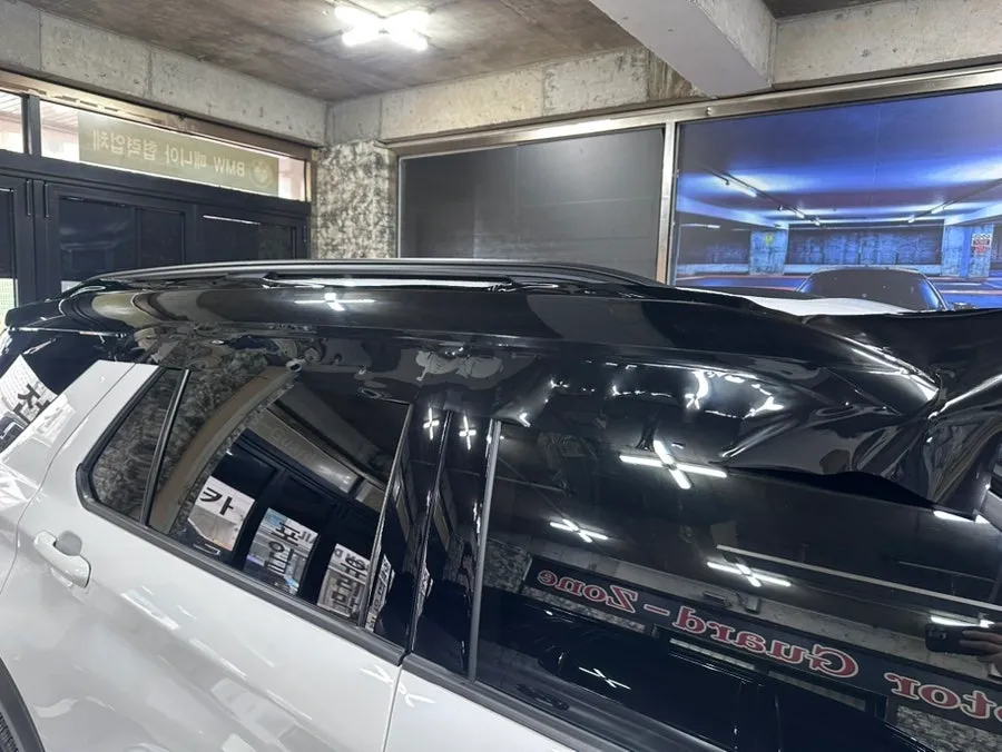 Ford Explorer 6th Genのカーラッピング事例:ブラックツートンでスポーティに 施工写真 1-1