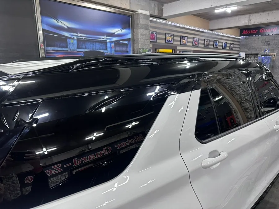 Ford Explorer 6th Genのカーラッピング事例:ブラックツートンでスポーティに 施工写真 2-1