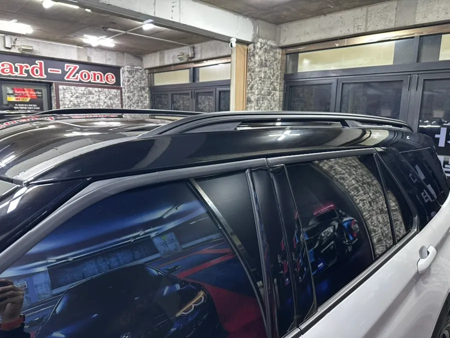 Ford Explorer 6th Genのカーラッピング事例:ブラックツートンでスポーティに 施工写真 1-3
