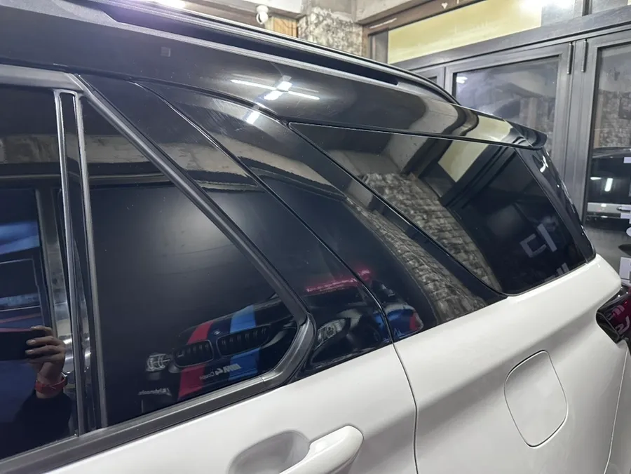 Ford Explorer 6th Genのカーラッピング事例:ブラックツートンでスポーティに 施工写真 2-3