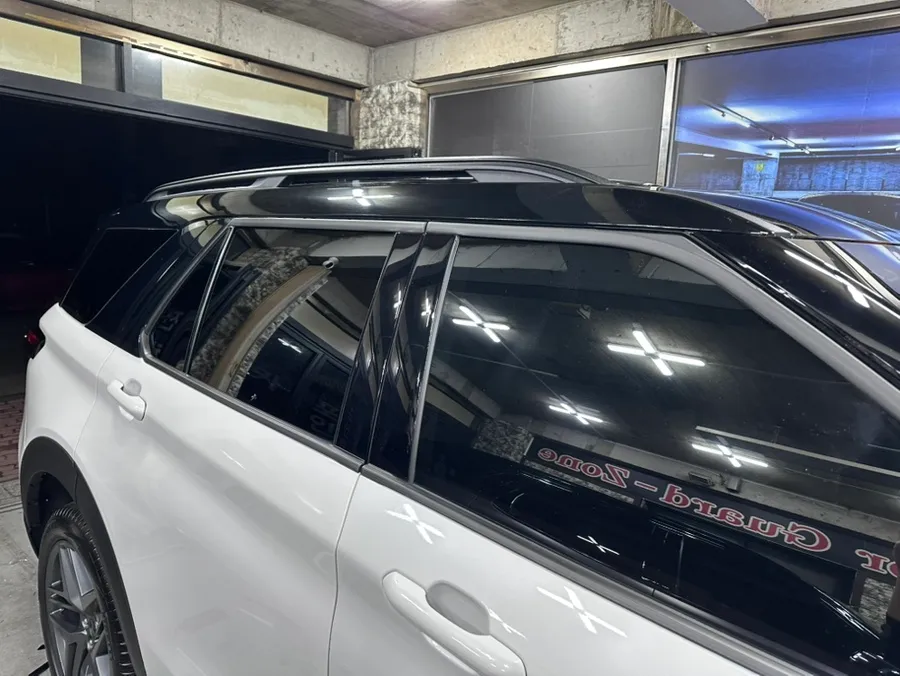 Ford Explorer 6th Genのカーラッピング事例:ブラックツートンでスポーティに 施工写真 3-3