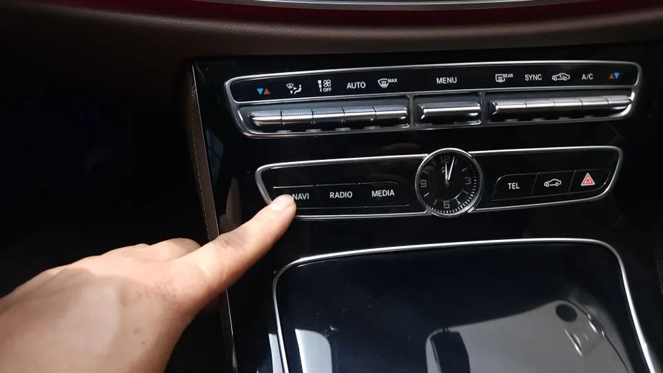 Mercedes-Benz E-Class W213のAndroid Auto・CarPlay取付事例 施工写真 4-1