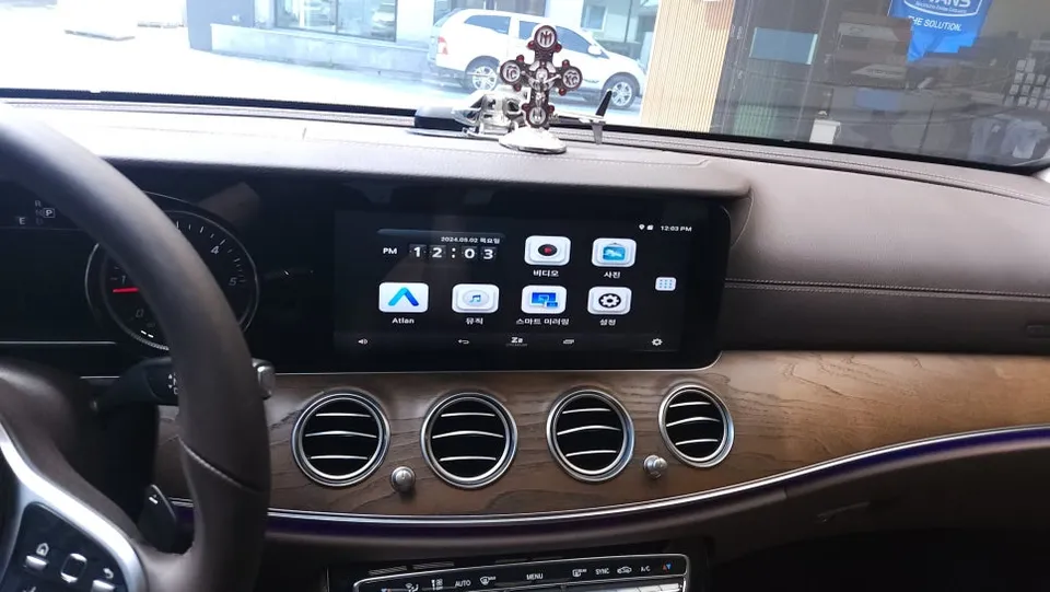 Mercedes-Benz E-Class W213のAndroid Auto・CarPlay取付事例 施工写真 1-2
