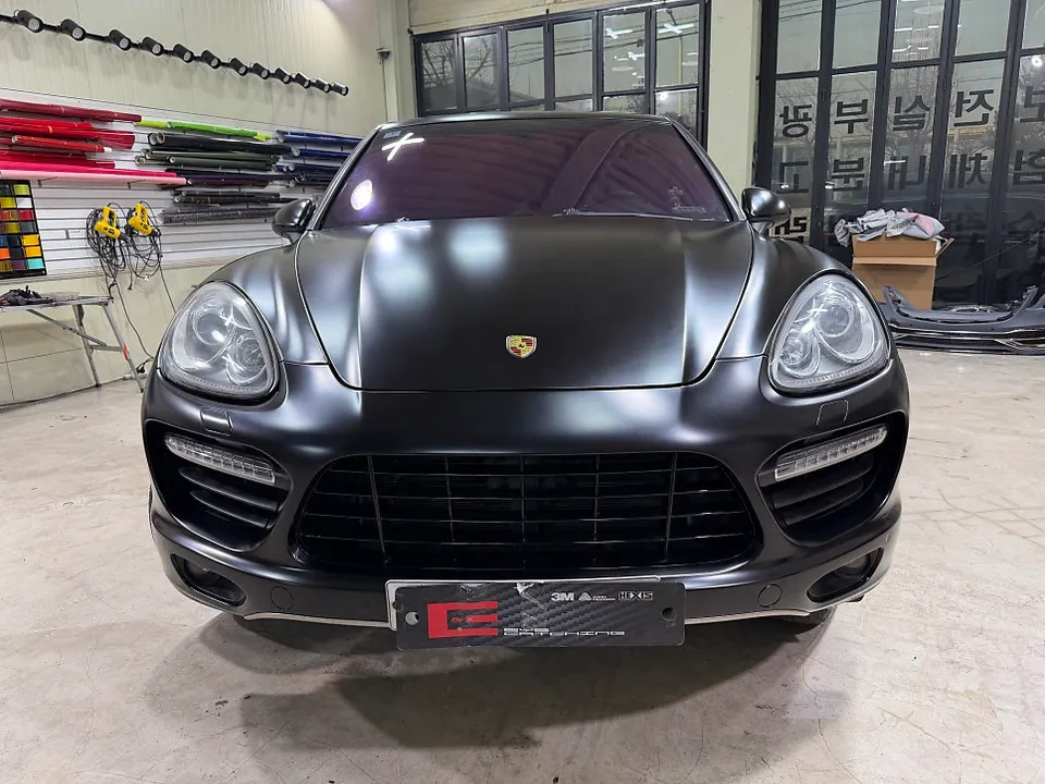 ポルシェ カイエンのカーラッピング事例|サテンブラックの質感 施工写真 2-3