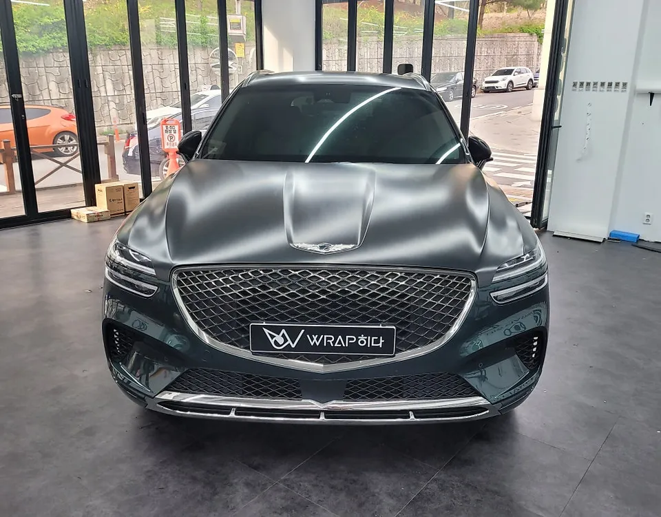 Genesis GV70のカーラッピング事例:サテンブラックの高級感 施工写真 2-1