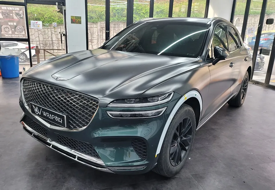Genesis GV70のカーラッピング事例:サテンブラックの高級感 施工写真 1-2