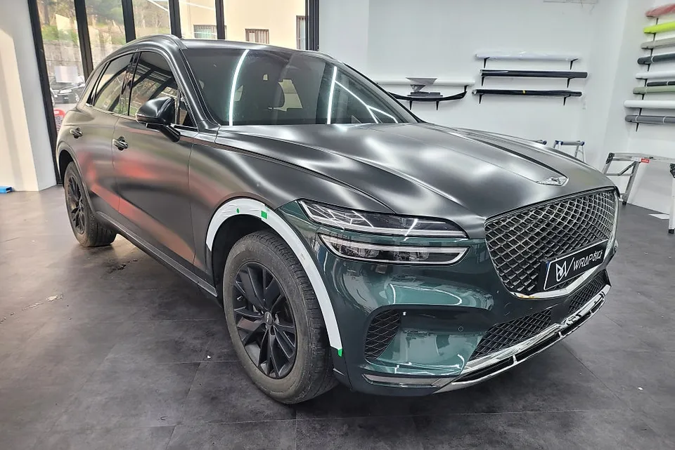 Genesis GV70のカーラッピング事例:サテンブラックの高級感 施工写真 2-2