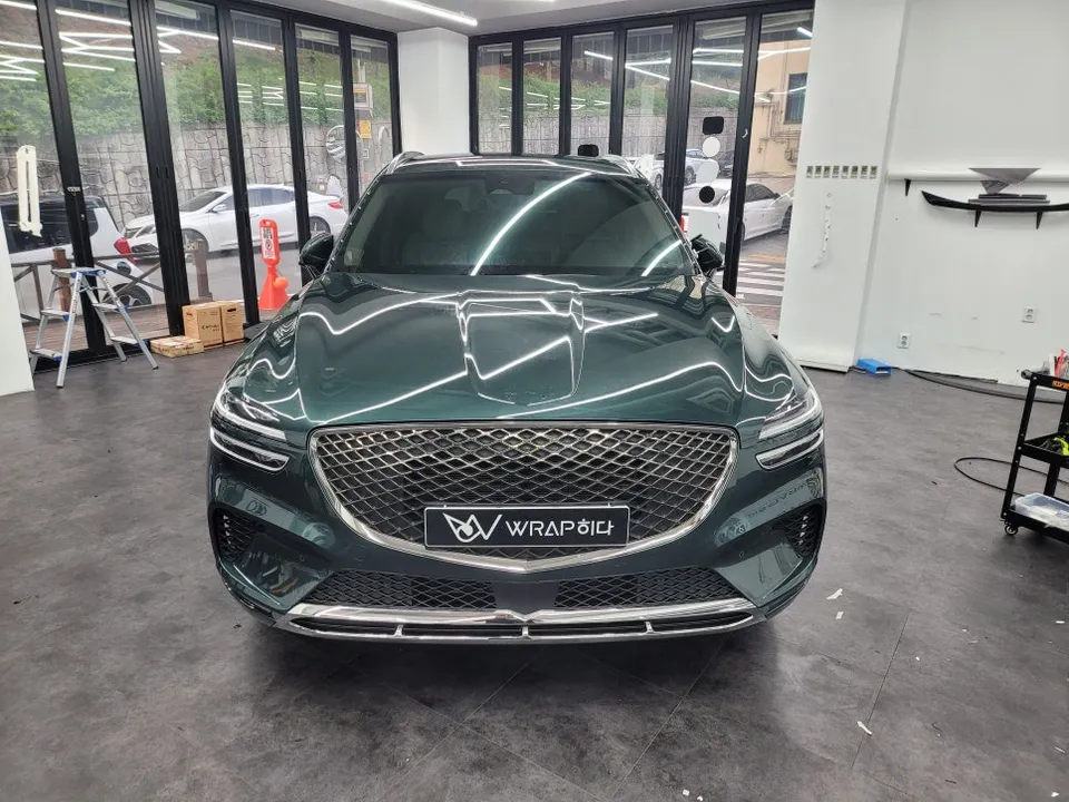 Genesis GV70のカーラッピング事例:サテンブラックの高級感 施工写真 3-3