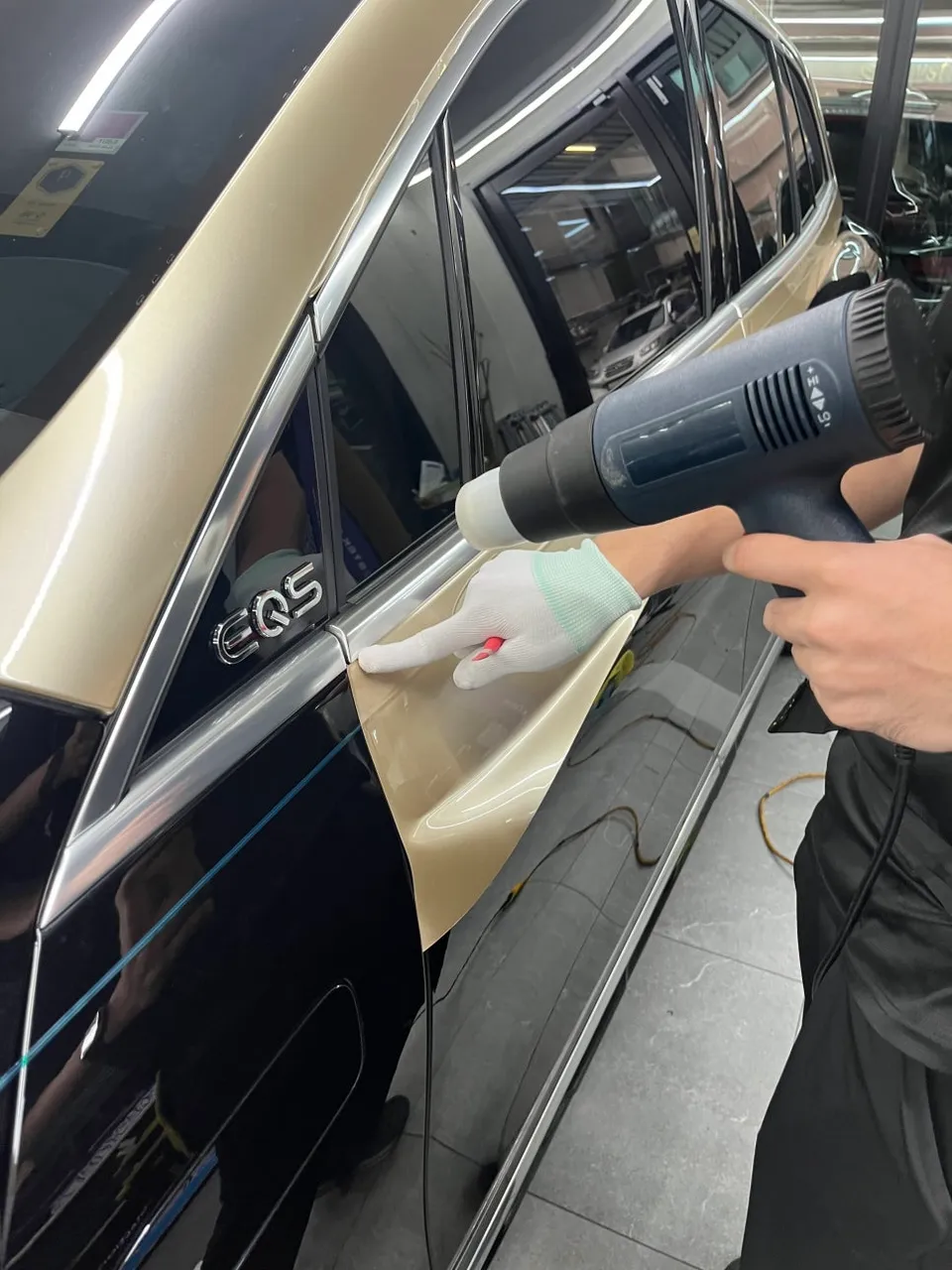 Mercedes-Benz EQSのカーラッピング事例|高級感あるツートン施工 施工写真 1-3
