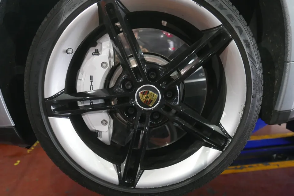 Porsche Taycan 4S wheel repair - Porsche Taycan Wheel Repair & Painting Review - Flawless Finish photo 4