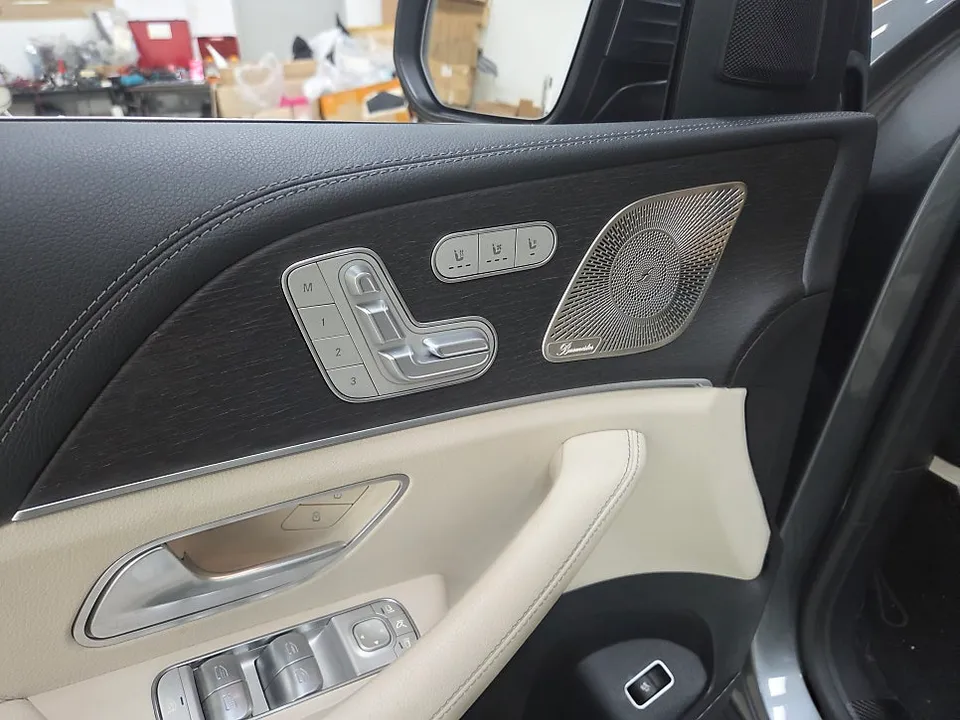 Mercedes-Benz GLS 580 ambient lighting - Mercedes-Benz GLS 580 Ambient Lighting Review photo 4