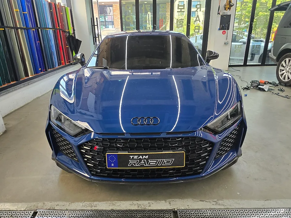 Audi R8のカーラッピング事例|ナウドグレイとカーボンPPF 施工写真 3-1