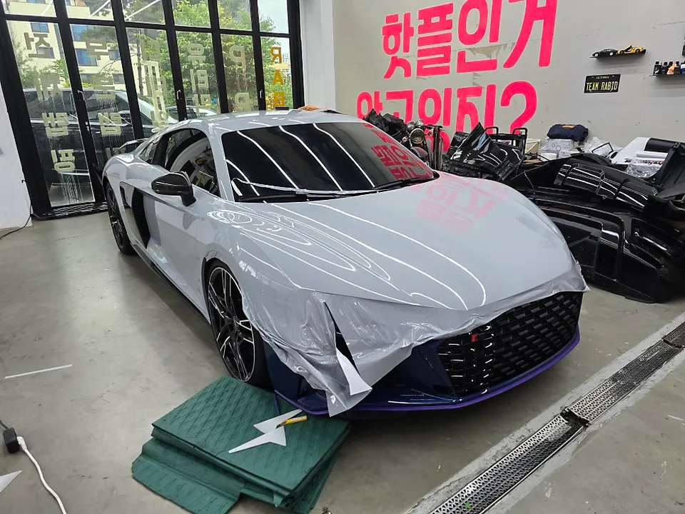 Audi R8のカーラッピング事例|ナウドグレイとカーボンPPF 施工写真 2-2