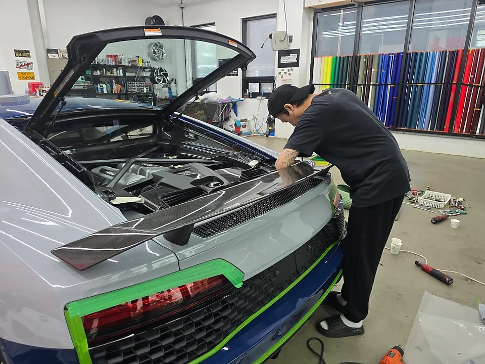 Audi R8のカーラッピング事例|ナウドグレイとカーボンPPF 施工写真 3-2