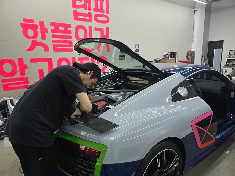 Audi R8のカーラッピング事例|ナウドグレイとカーボンPPF 施工写真 1-3