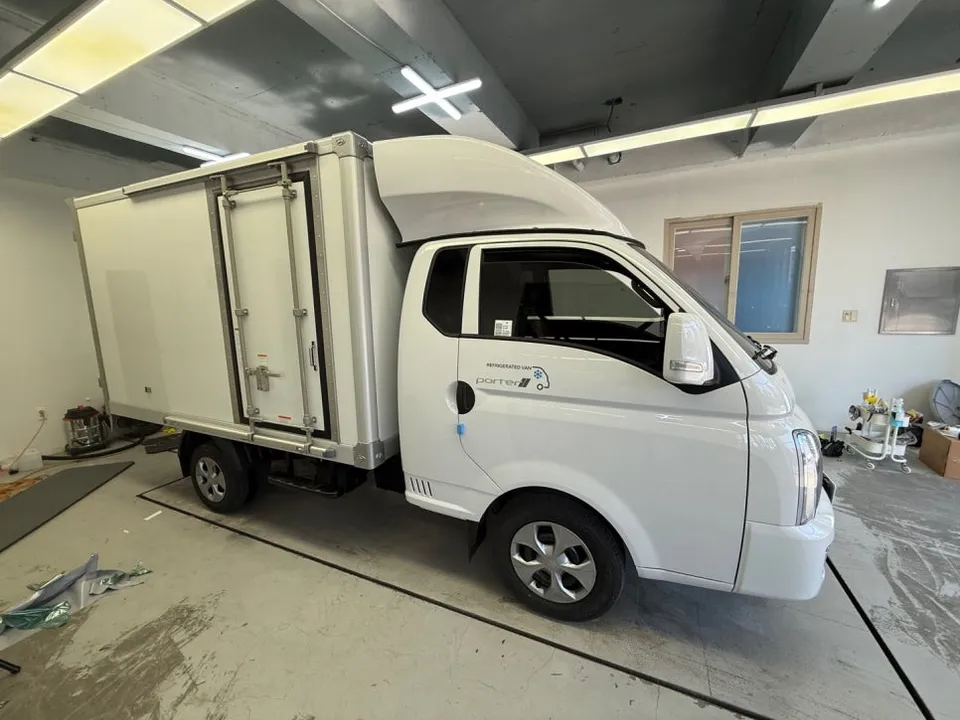 Hyundai Porterのカーラッピング事例|費用目安・仕上がり 施工写真 2-1