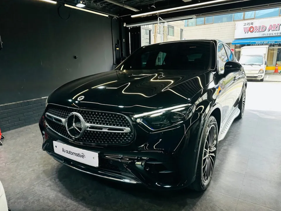 Mercedes-Benz GLC300 ambient lighting - Mercedes-Benz GLC300 Ambient Lighting Review - Enhanced Interior photo 3