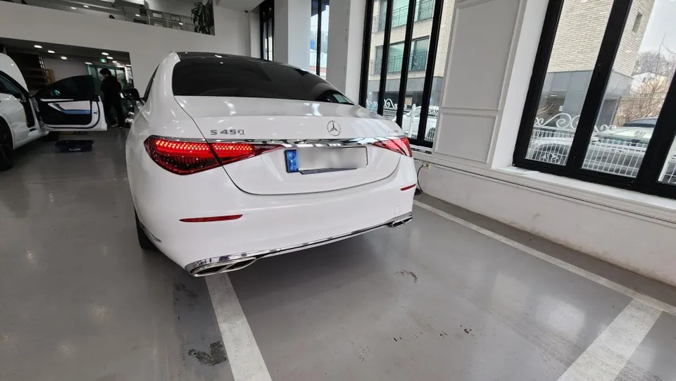 Mercedes-Benz S-Class W223 ambient lighting installation result