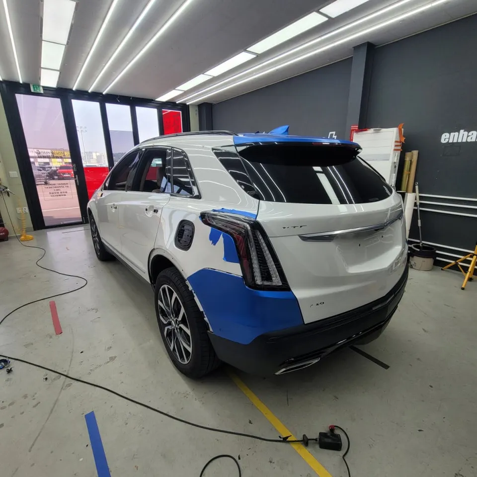 Cadillac XT5のカーラッピング事例:ミッドナイトパープル3の魅力 施工写真 2-2