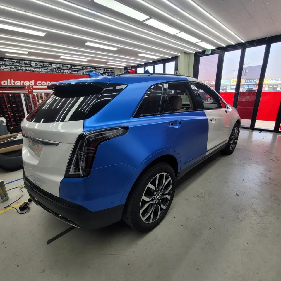 Cadillac XT5のカーラッピング事例:ミッドナイトパープル3の魅力 施工写真 3-2