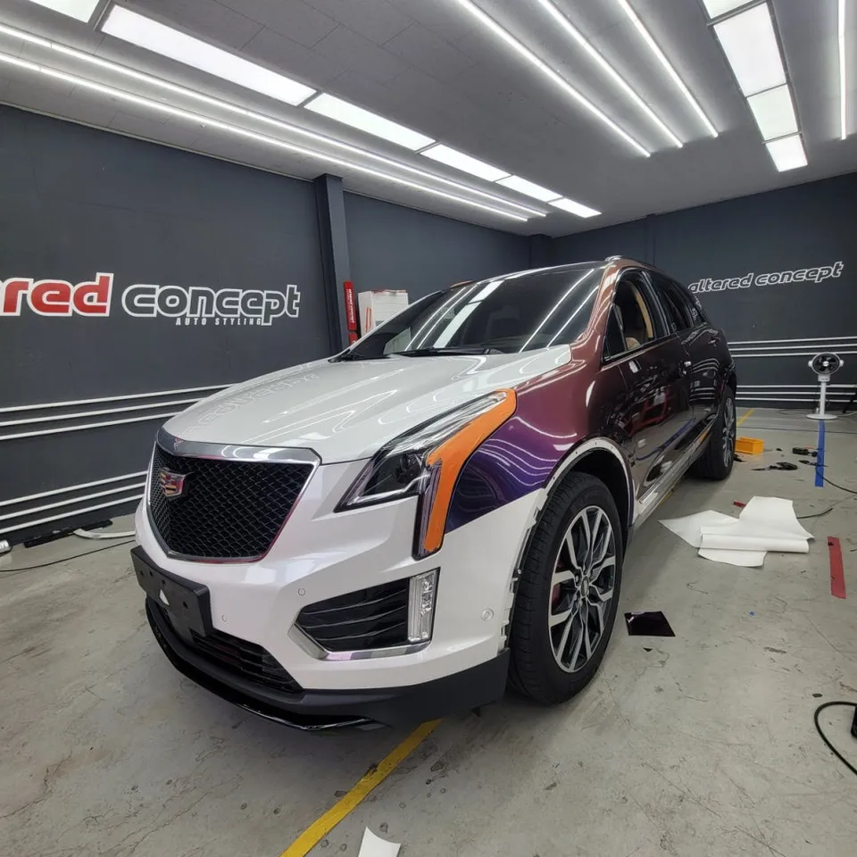 Cadillac XT5のカーラッピング事例:ミッドナイトパープル3の魅力 施工写真 2-3