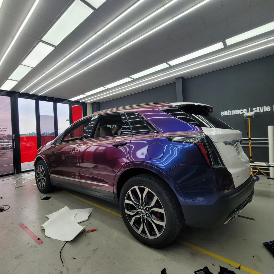 Cadillac XT5のカーラッピング事例:ミッドナイトパープル3の魅力 施工写真 3-3
