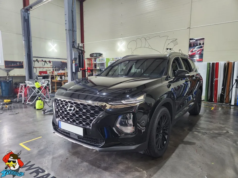 Hyundai Santa Fe vinyl wrap - Hyundai Santa Fe Vinyl Wrap Review - Avery Black Brush photo 3