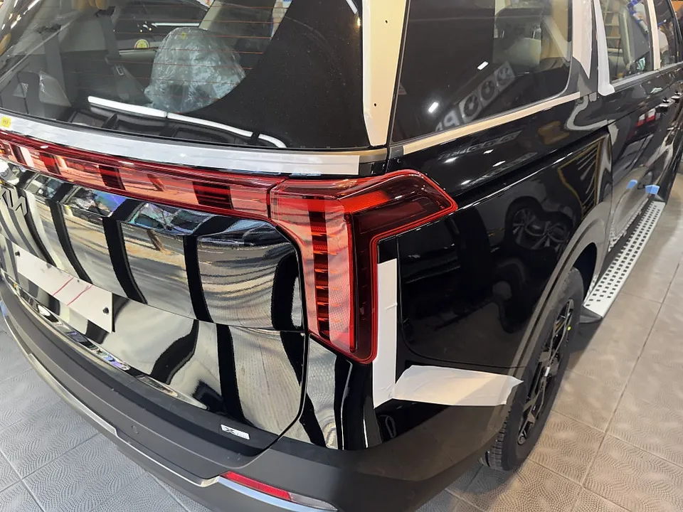 Kia Carnival Hybrid new car package - Kia Carnival Hybrid New Car Package Review - Aurora Black Pearl photo 5