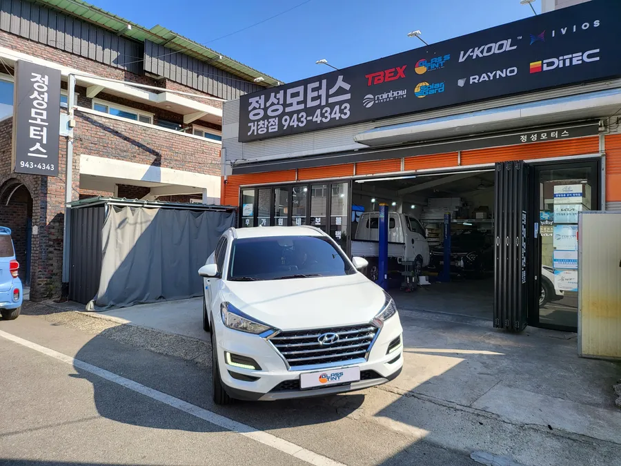 Hyundai Tucsonのカーフィルム施工事例|費用目安と仕上がり 施工写真 1-3