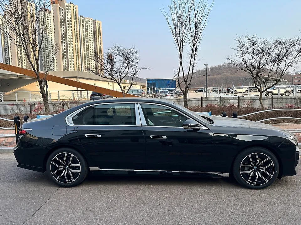 BMW 7 Seriesのカーラッピング事例|費用目安・仕上がり 施工写真 2-1