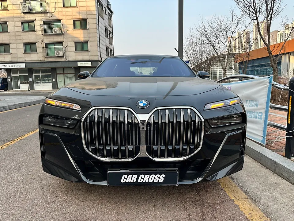 BMW 7 Seriesのカーラッピング事例|費用目安・仕上がり 施工写真 1-2