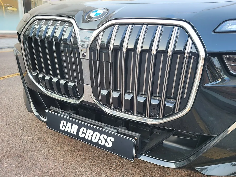 BMW 7 Seriesのカーラッピング事例|費用目安・仕上がり 施工写真 2-2