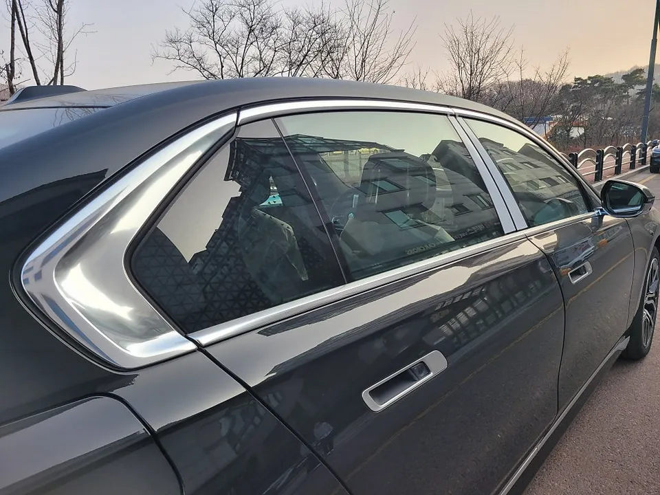 BMW 7 Seriesのカーラッピング事例|費用目安・仕上がり 施工写真 2-3