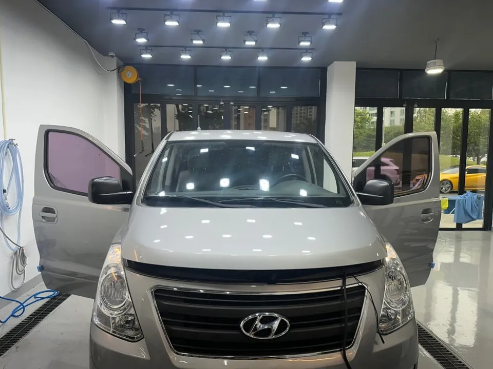 Hyundai Starexのカーフィルム施工事例｜費用目安・仕上がり 施工写真 3-1