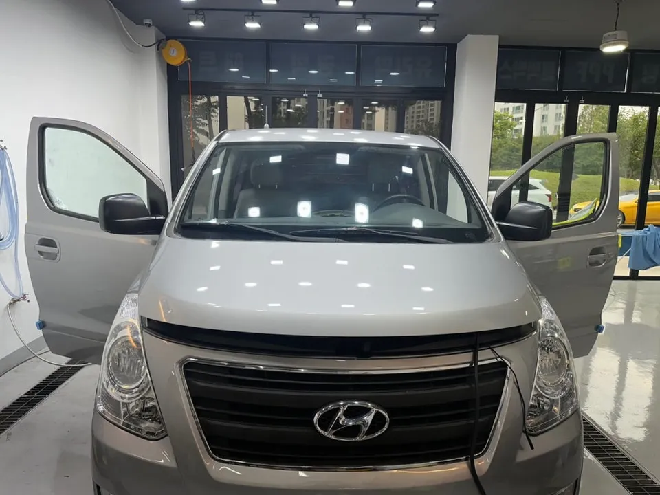 Hyundai Starexのカーフィルム施工事例｜費用目安・仕上がり 施工写真 1-3