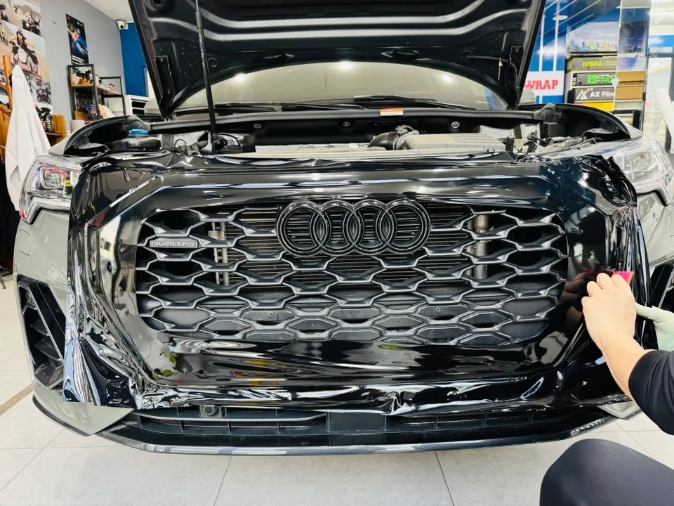 Audi Q3のカーラッピング事例:クロームメッキの印象変更 施工写真 1-2