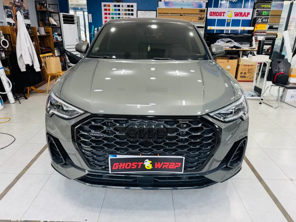 Audi Q3のカーラッピング事例:クロームメッキの印象変更 施工写真 2-2