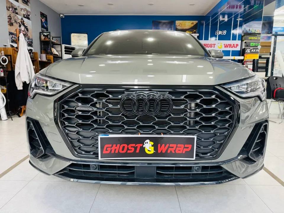 Audi Q3のカーラッピング事例:クロームメッキの印象変更 施工写真 3-2