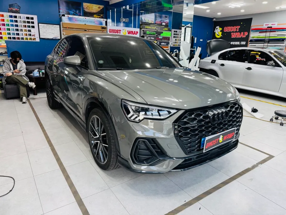 Audi Q3のカーラッピング事例:クロームメッキの印象変更 施工写真 1-3