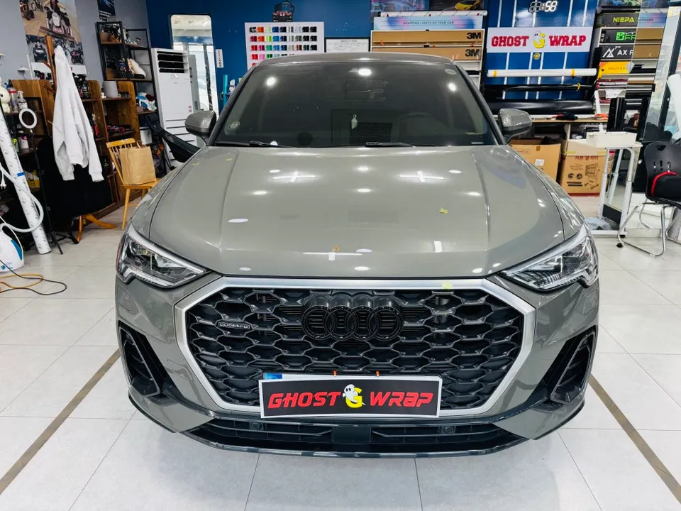 Audi Q3のカーラッピング事例:クロームメッキの印象変更 施工写真 2-3